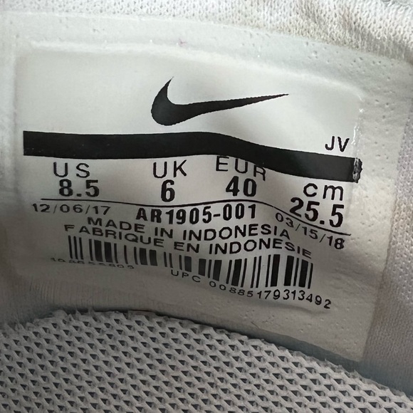 Nike Tennis Shoe - Picture 3 of 4